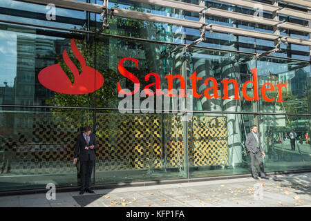 Nahaufnahme der bunten Schilder auf der Santander Bank, Triton Square, Regents Place, Camden, London, NW1, GROSSBRITANNIEN Stockfoto