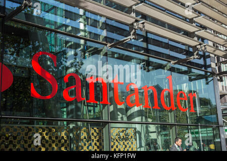 Nahaufnahme der bunten Schilder auf der Santander Bank, Triton Square, Regents Place, Camden, London, NW1, GROSSBRITANNIEN Stockfoto