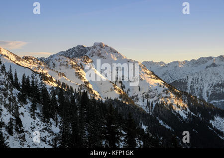Snowy Alpine Mountain am späten Abend licht Stockfoto