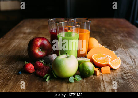 Verschiedene Smoothies in Gläser Stockfoto