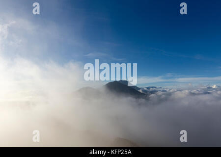 Mount kintamani und Mount Agung eingehüllt in Nebel vom Gipfel des Mount Batur in Bali, Indonesien. Stockfoto