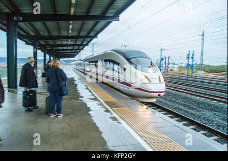 Spanische Hochgeschwindigkeitszug AVE betrieben von RENFE Ankunft am Antequera-Santa Ana ADIF-Station, von der L 35 Architekten, 2006, Andalusien, Spanien Stockfoto