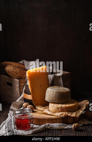 Noch Dunkel leben mit Käse und Brot Stockfoto