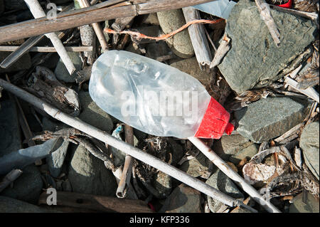 Bis Kunststoff Flasche an einem Strand angespült auf der Insel Menorca im Mittelmeer Stockfoto