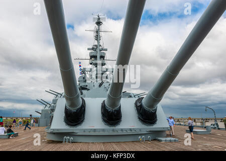 Waffen am hinteren Ende des USS Alabama Schlachtschiffs im Memorial Park in Mobile, Alabama, USA Stockfoto