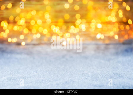 Leer Weihnachten Schnee vor der hellen Lichter golden Bokeh christmas background Stockfoto