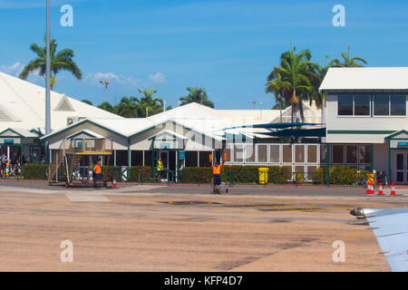 Broome Flughafen Landebahn, North Western Australien an einem bewölkten heißen Sommer Regenzeit Nachmittag ist immer besetzt mit Flugzeugen anreisen. Stockfoto