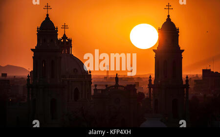 Sol al Atardecer a contraluz de la Catedral de Hermosillo Sonora. Stockfoto