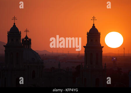 Sol al Atardecer a contraluz de la Catedral de Hermosillo Sonora. Stockfoto