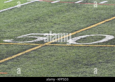 50-Yard-Linie auf Fußballplatz Stockfoto