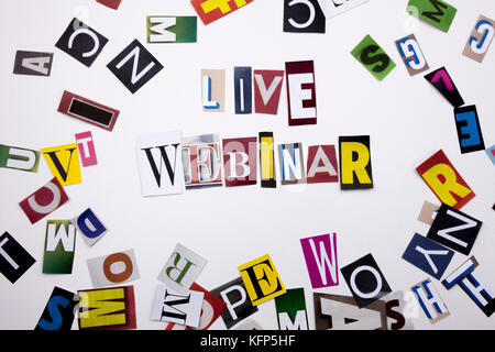 Ein Wort Schreiben von Text, Konzept der LIVE WEBINAR aus verschiedenen Magazin Zeitung schreiben für Business Case auf den weißen Hintergrund mit Platz Stockfoto