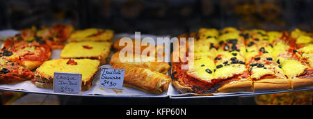 Französisch Essen zum Verkauf in Antibes Markt, Provence, Frankreich. Würstchen Brötchen, Pizza, Käse auf Toast, Kuchen, Schichten und Torten. Stockfoto