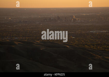 From the summit of Mount Morrison, a view of Green Mountain all the way past Denver International Airport. Stockfoto
