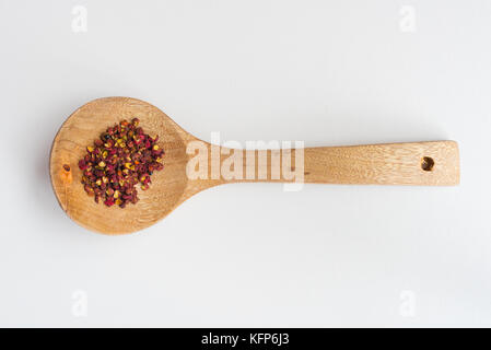 Sichuan roter Pfeffer in einem hölzernen Löffel Stockfoto