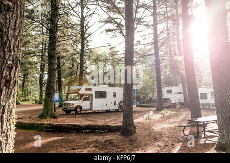 See von zwei Flüssen campground Algonquin National Park eine schöne natürliche Wald landschaft Kanada geparkt rv Camper Auto Stockfoto
