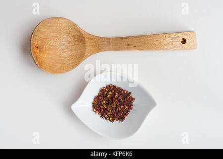 Sichuan roter Pfeffer mit Holz Löffel Stockfoto