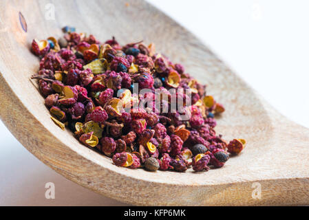 Sichuan roter Pfeffer closeup in einem hölzernen Löffel Stockfoto