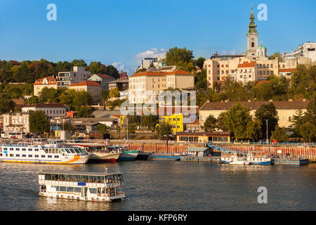 Ein Boot auf dem Fluss Sava Motoren entlang der Belgrad Waterfront Stockfoto