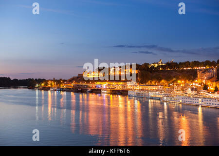Nachtansicht des Belgrader Fluss Sava Hafengebiet Stockfoto