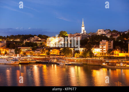 Nachtansicht des Belgrader Fluss Sava Hafengebiet mit St. Michael's Cathedral Stockfoto