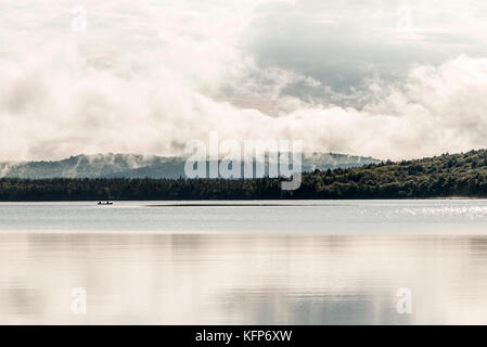 Kanus floating friedlich auf den Gewässern des Lake Louise, Banff National Park, Alberta, Kanada. Stockfoto