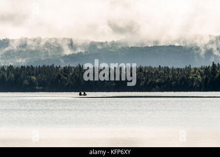 Kanus floating friedlich auf den Gewässern des Lake Louise, Banff National Park, Alberta, Kanada. Stockfoto