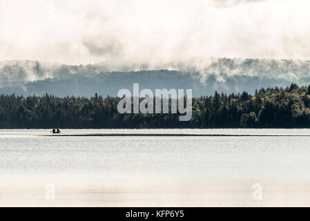 Kanus floating friedlich auf den Gewässern des Lake Louise, Banff National Park, Alberta, Kanada. Stockfoto