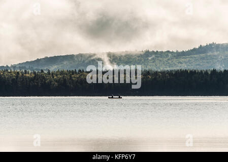 Kanus floating friedlich auf den Gewässern des Lake Louise, Banff National Park, Alberta, Kanada. Stockfoto