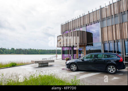 Ein Volvo V60 D4 vor dem Hotel und Restaurant Hvita Hjorten, das am Ufer des Vänern in Westschweden liegt Stockfoto