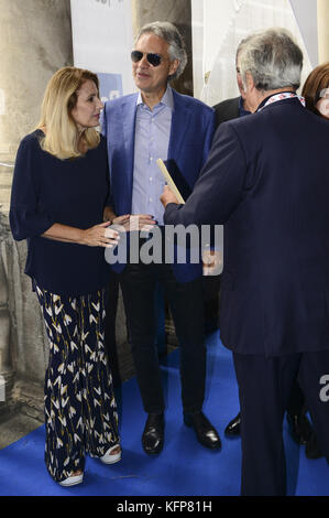 Andrea Bocelli nimmt an einer von seinem Leben inspirierten Filmvorstellung mit Veronica Berti in Mailand, Italien Mit: Andrea Bocelli Where: Milan, Italien When: 29. September 2017 Credit: IPA/WENN.com ***Nur für Veröffentlichungen in Großbritannien, USA, Deutschland, Österreich, der Schweiz erhältlich Stockfoto