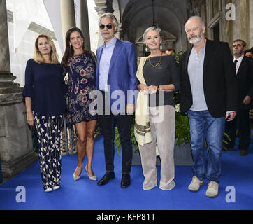 Andrea Bocelli nimmt an einer von seinem Leben inspirierten Filmvorstellung mit Veronica Berti in Mailand, Italien Mit: Andrea Bocelli, Veronica Berti Where: Milan, Italien When: 29. September 2017 Credit: IPA/WENN.com ***Nur für Veröffentlichungen in Großbritannien, USA, Deutschland, Österreich, der Schweiz erhältlich Stockfoto