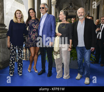 Andrea Bocelli nimmt an einer von seinem Leben inspirierten Filmvorstellung mit Veronica Berti in Mailand, Italien Mit: Andrea Bocelli, Veronica Berti Where: Milan, Italien When: 29. September 2017 Credit: IPA/WENN.com ***Nur für Veröffentlichungen in Großbritannien, USA, Deutschland, Österreich, der Schweiz erhältlich Stockfoto