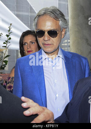 Andrea Bocelli nimmt an einer von seinem Leben inspirierten Filmvorstellung mit Veronica Berti in Mailand, Italien Mit: Andrea Bocelli, Veronica Berti Where: Milan, Italien When: 29. September 2017 Credit: IPA/WENN.com ***Nur für Veröffentlichungen in Großbritannien, USA, Deutschland, Österreich, der Schweiz erhältlich Stockfoto