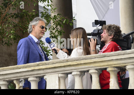 Andrea Bocelli nimmt an einer von seinem Leben inspirierten Filmvorstellung mit Veronica Berti in Mailand, Italien Mit: Andrea Bocelli Where: Milan, Italien When: 29. September 2017 Credit: IPA/WENN.com ***Nur für Veröffentlichungen in Großbritannien, USA, Deutschland, Österreich, der Schweiz erhältlich Stockfoto