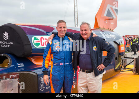 Andy Green (Fahrer) und Richard Noble (Projektleiter) posieren für ein Foto nach der Bloodhound seine 200 mph Test am Flughafen Newquay laufen abgeschlossen ist. Stockfoto