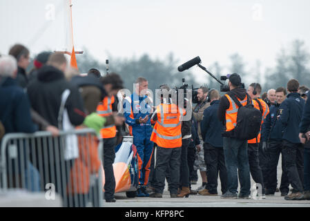 Andy Green erfüllt die Medien nach Abschluss der 200 mph Test am Flughafen Newquay, Oktober 2017. fotografiert von Elliot caunce. Stockfoto