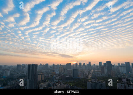 Chengdu, China - Aug 9, 2017: cirrocumus Wolken bei Sonnenaufgang über der Stadt Chengdu, Provinz Sichuan, China Stockfoto