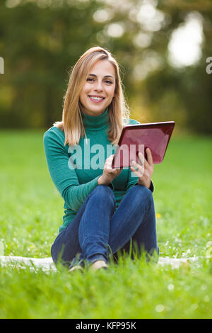 Junge Frau mit ihren Freund in Park Stockfoto