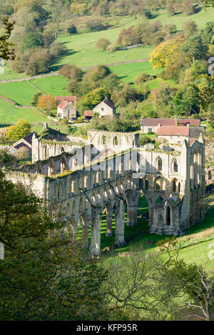 Rievaulx Abbey und abgelegenen Dorf in der Nähe von Helmsley in North Yorkshire Stockfoto