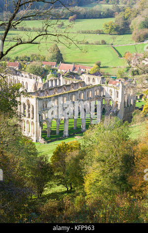 Rievaulx Abbey und abgelegenen Dorf in der Nähe von Helmsley in North Yorkshire Stockfoto