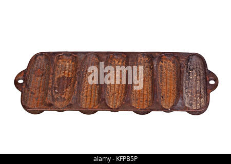 Alte, rostige, gusseisernen Pfanne zum Backen cornbread Sticks in der Form von Maiskolben isoliert gegen einen weißen Hintergrund Stockfoto