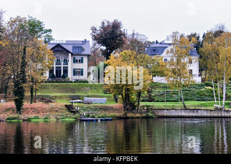Berlin, Griebnitz See Kanal. Luxus am See Wohnungen im Herbst, grand Wasser Seite Häuser Stockfoto