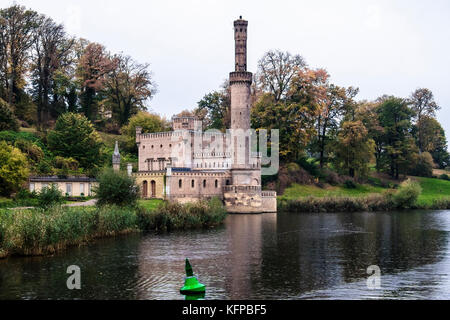 Brandenburg, Potsdam, Park Babelsberg. Dampfmaschinenhaus, dampfbetriebenen Motor Pumpe Haus entworfen, wie eine mittelalterliche Burg, seinen Zweck zu verschleiern, Stockfoto