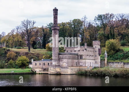 Brandenburg, Potsdam, Park Babelsberg. Dampfmaschinenhaus, dampfbetriebenen Motor Pumpe Haus entworfen, wie eine mittelalterliche Burg, seinen Zweck zu verschleiern, Stockfoto