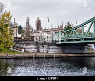 Berlin Glienicker Brücke über die Havel, Fachwerkhäuser Brücke mit abgehängten Stahlkonstruktion mit Skulpturen des Bildhauers Stephan Walter Stockfoto