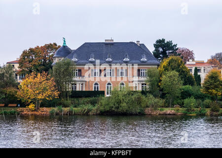 Deutschland, Potsdam. Villa Kampffmeyer erbaute 1924 in der Nähe der Glienicker Brücke. Prunkvoll verzierte Haus mit Rokoko & barock Details aufgelistet. Gebäude ist ein geschütztes Denkmal Stockfoto