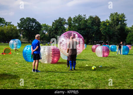 Berliner Volkspark priedrichshain, öffentlicher Park. Feld bereit für aufblasbare Bubble Ball Fußball-Spiel Stockfoto