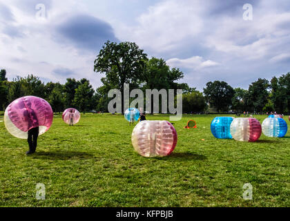 Berliner Volkspark priedrichshain, öffentlicher Park. Feld bereit für aufblasbare Bubble Ball Fußball-Spiel Stockfoto