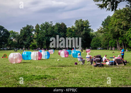 Berliner Volkspark priedrichshain, öffentlicher Park. Feld bereit für aufblasbare Bubble Ball Fußball-Spiel Stockfoto