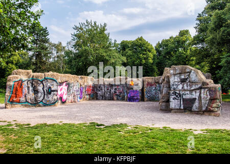 Berliner Volkspark priedrichshain, öffentlicher Park. outdoor Boulder und Kletterwand, Bouldern. sport Stockfoto